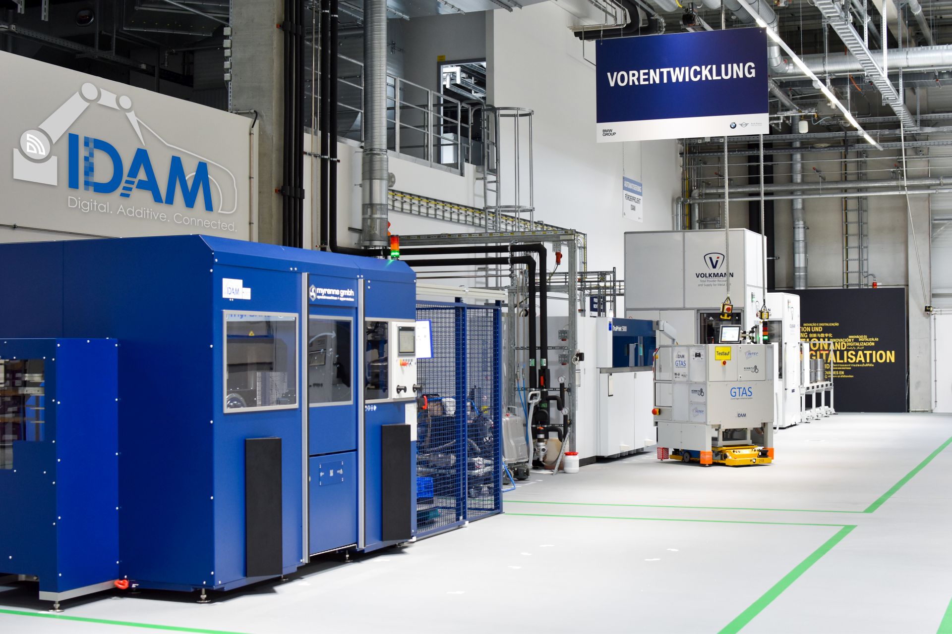 IDAM (Industrialisierung und Digitalisierung von Additive Manufacturing) hat die digital vernetzte, vollautomatisierte 3D-Druck-Fertigungslinie aufgebaut und vollständig in die automobile Serienproduktion integriert.
