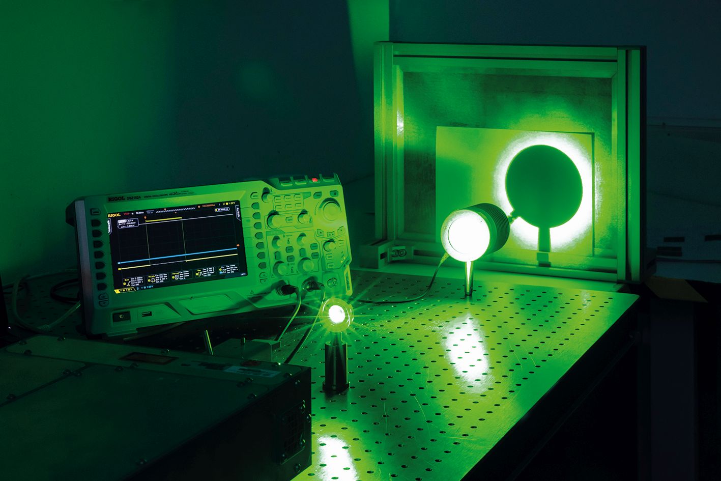 Sichtbares Streulicht vom 532nm Laserausgang eines Lasers im Labor vom InnoLas Laser GmbH in Krailling.
