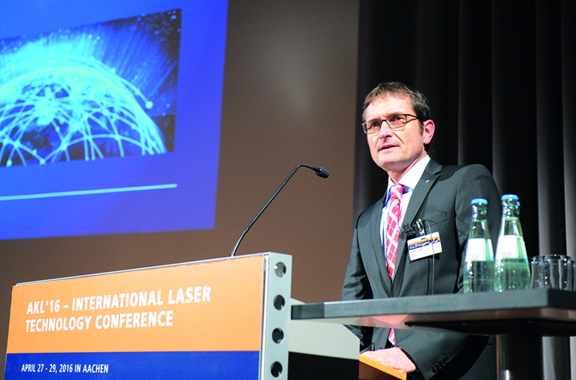 Bild 2: Dr. Klaus Löffler, TRUMPF Laser- und Systemtechnik GmbH in Ditzingen, über weltweite Lasermärkte auf dem Technologie Business Tag TBT des AKL’16. 