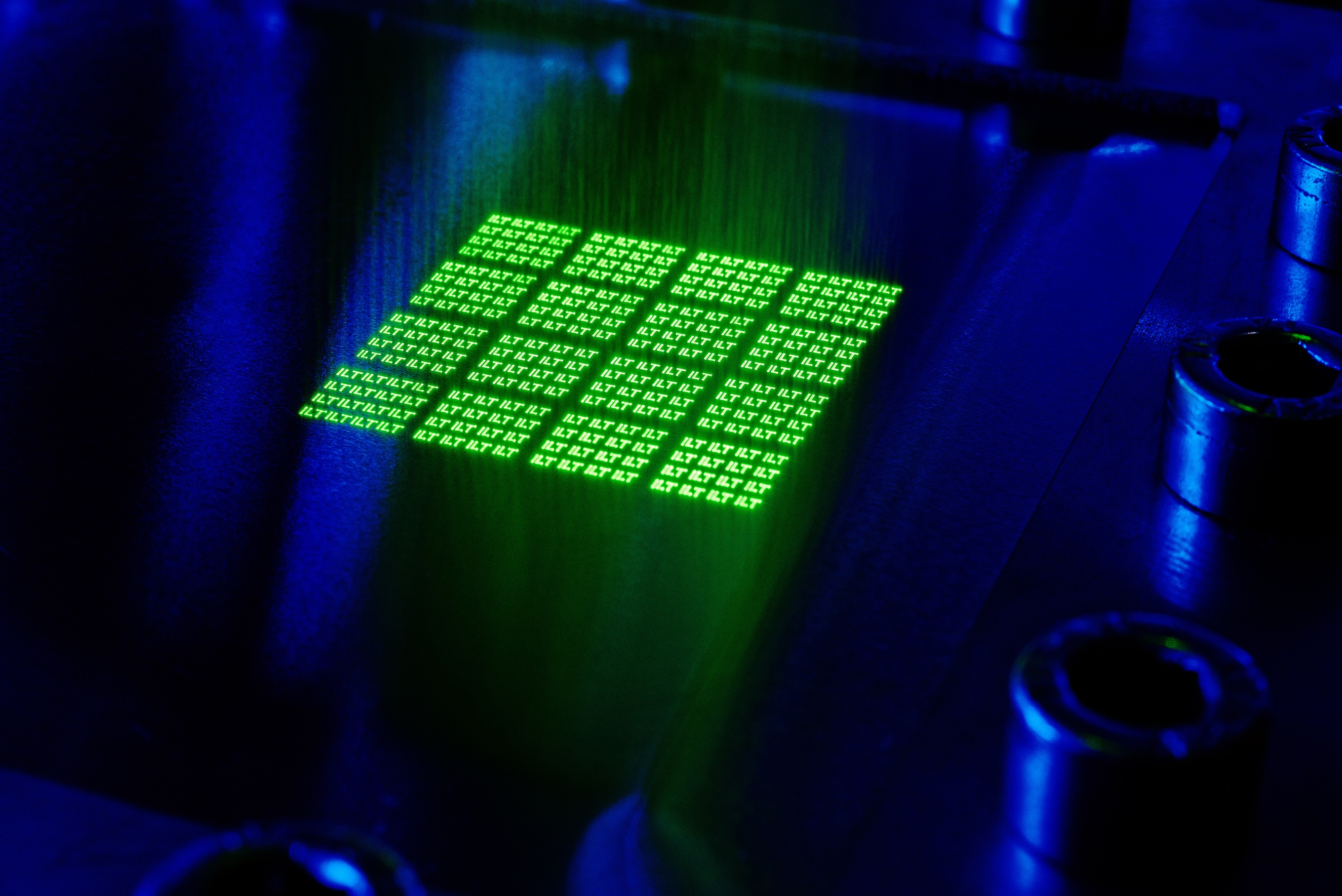 Eine programmierbare Multistrahloptik kann den Laser in beliebige Teilstrahlen aufteilen. Das Muster kann on-the-fly verändert und über das gesamte Werkstück geführt werden.