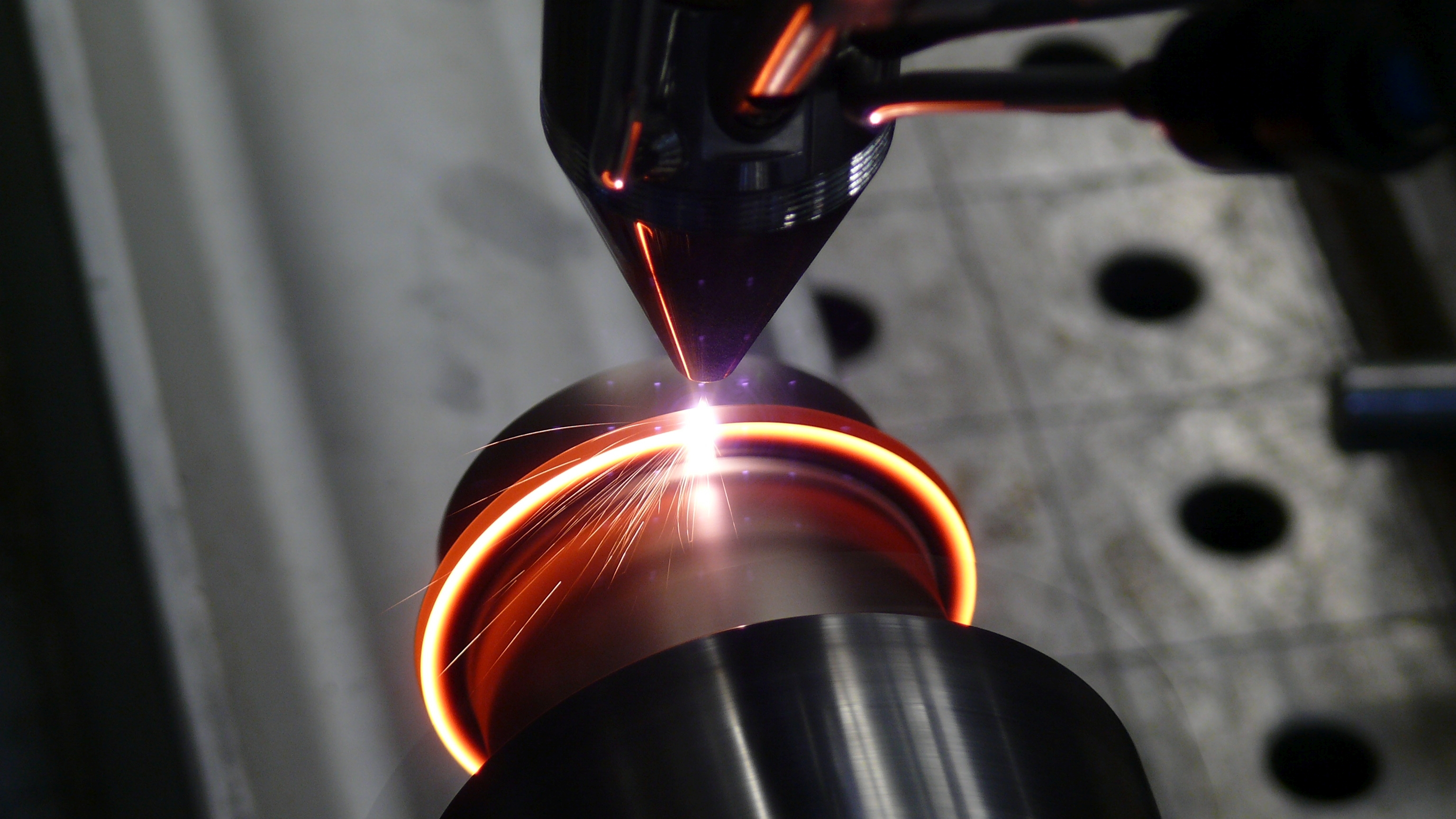 Extremes Hochgeschwindigkeits-Laserauftragschweißen (EHLA): Flexibel beschichten, reparieren oder additiv fertigen – mit einer Systemtechnik.