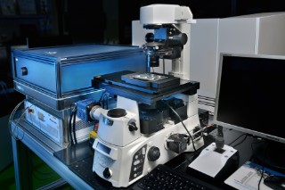 The LIFTOSCOPE combines high-speed microscopy, AI-based analysis and localization of living cells and cell clusters with laser-induced forward transfer (LIFT). The laser is coupled directly into the beam path of the microscope via mirrors. Users can switch between camera observation and the LIFT process.