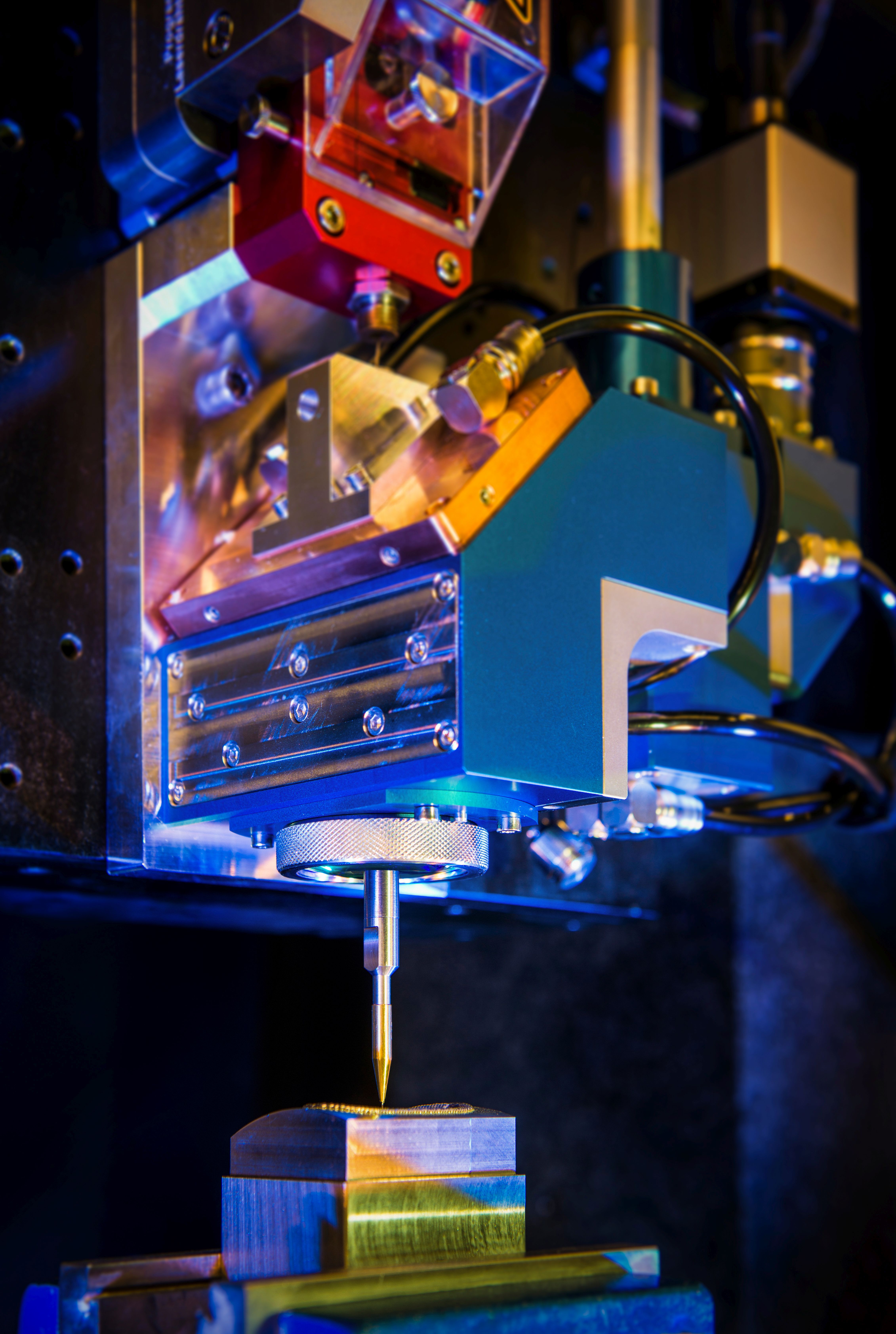 Kompakter Bearbeitungskopf ermöglicht richtungsunabhängige 3D-Bearbeitung mit koaxialer Drahtzufuhr