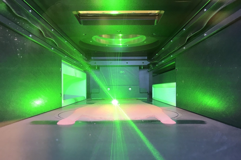 Belichtung einer Kupferschicht im LPBF-Prozess mit grünem Laser.