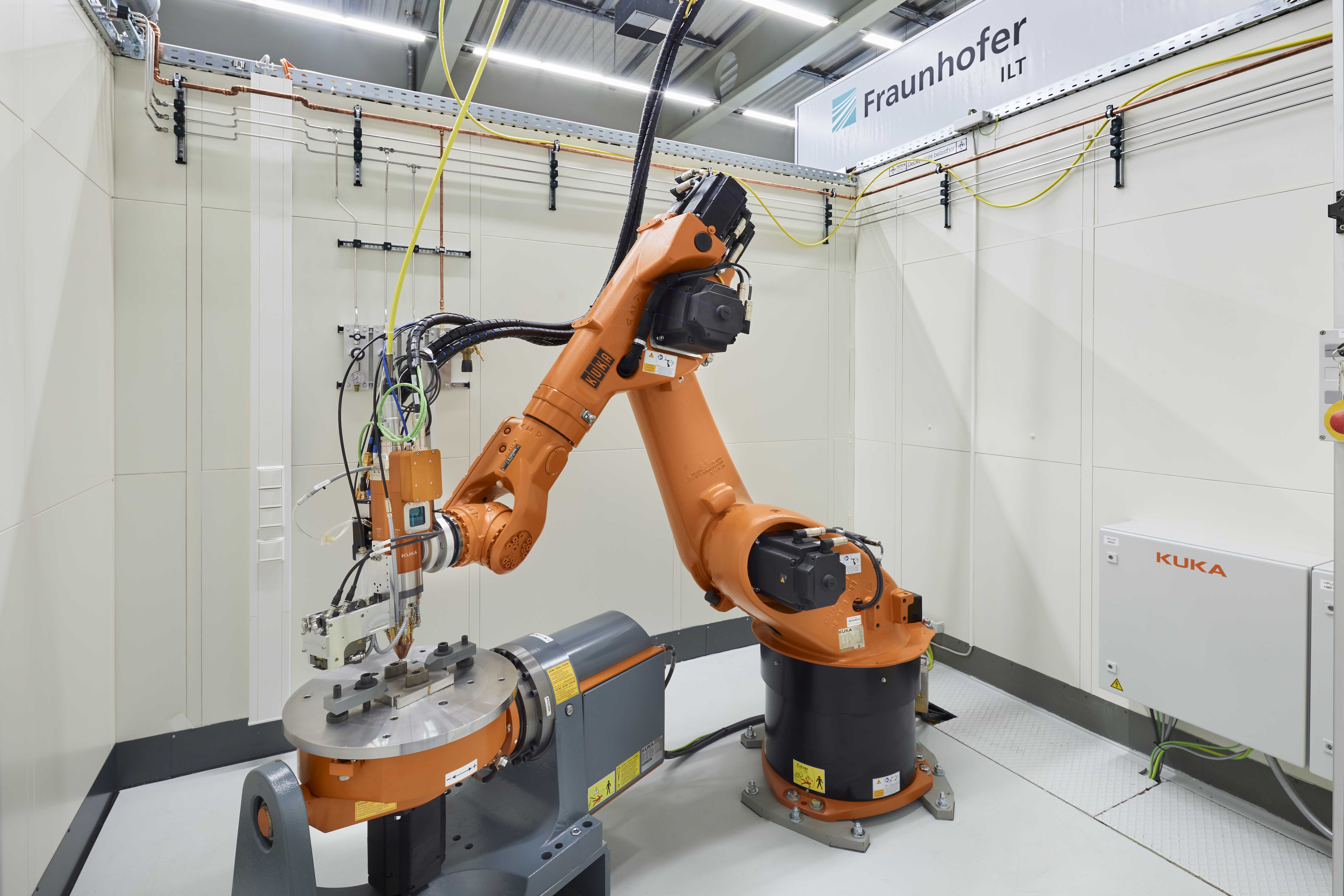 Chance für Mittelständler: Mit zusätzlicher finanzieller Unterstützung durch das BMBF entstand am Fraunhofer ILT eine preisgünstigere Variante der ProLMD-Roboterzelle für die hybrid-additive Fertigung mittels Laserauftragschweißen, angepasst an die Bedürfnisse kleiner und mittlerer Unternehmen.