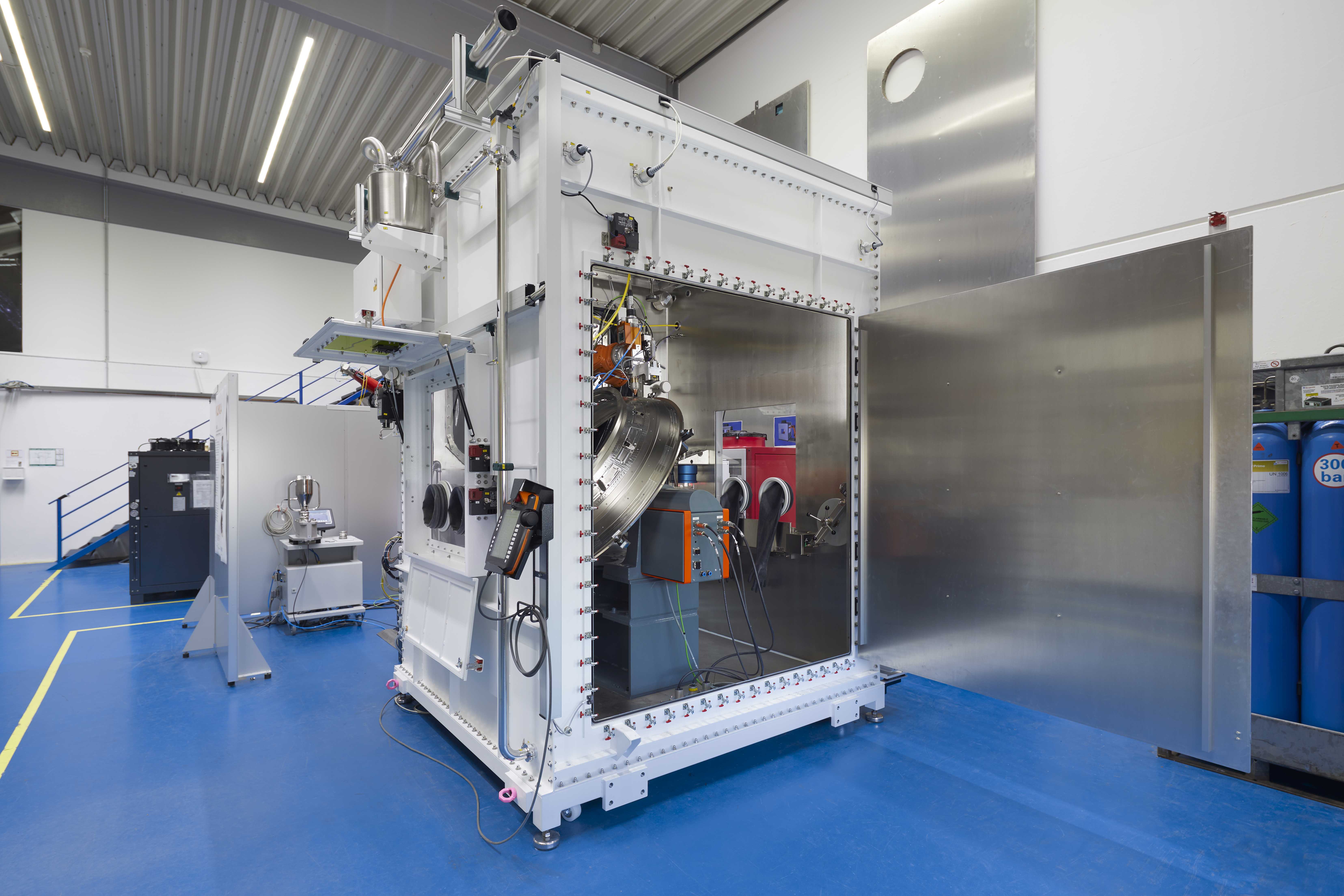 Anlage zum Laserauftragschweißen mit Roboterunterstützung und Schutzgaszelle für Luftfahrtanwendungen, beim ProLMD-Projektpartner KUKA in Würselen.