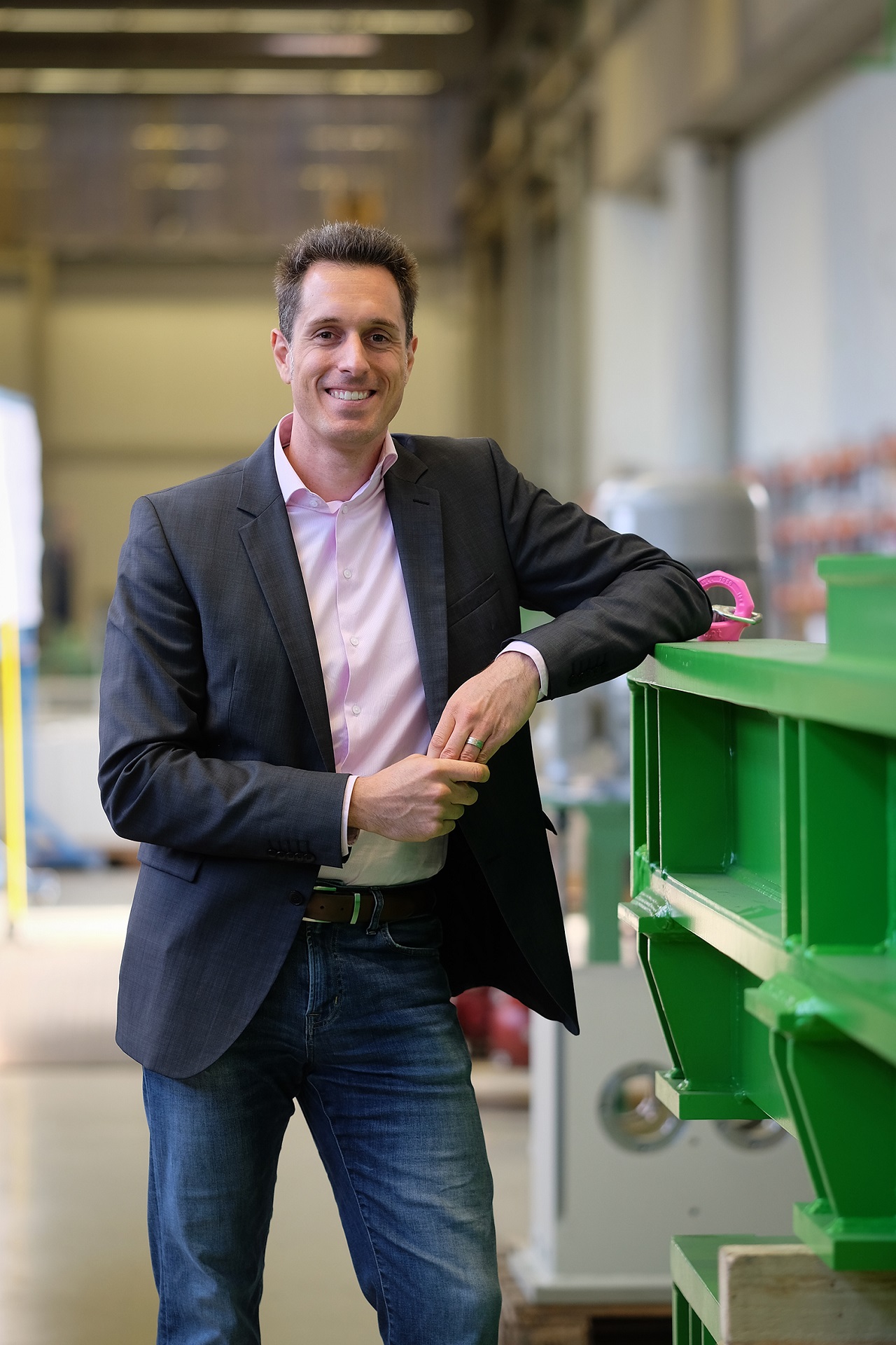 Fabian Kapp, Geschäftsführer Graebener Maschinentechnik ist erfreut über die hohe Wiederholgenauigkeit des Lasers, die vor allem bei der Produktion von Stacks eine wichtige Rolle spielt.