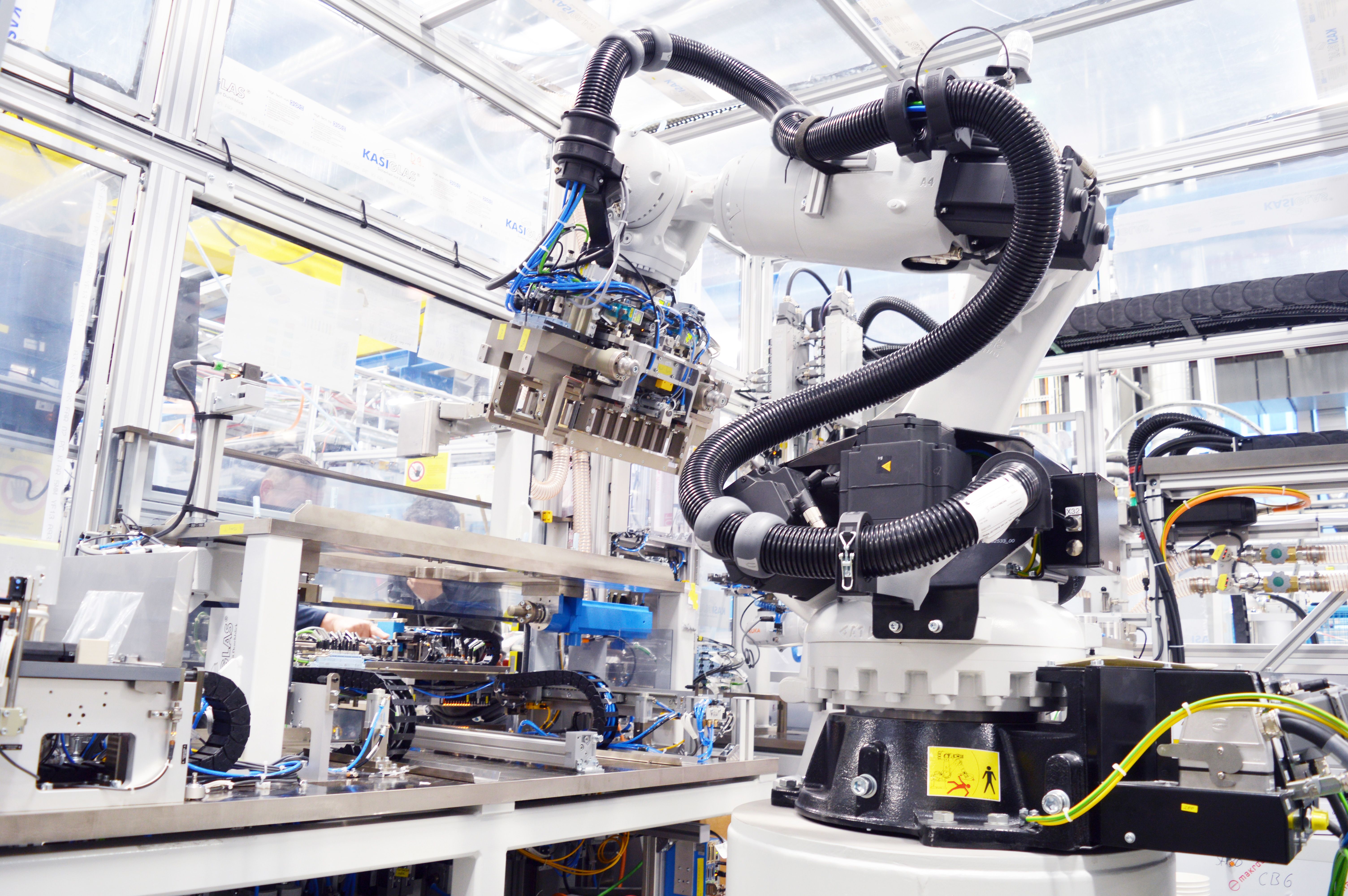 Vollautomatisierung: Roboter haben sich in der Batterieproduktion bei Robert Bosch Manufacturing Solutions bewährt. 