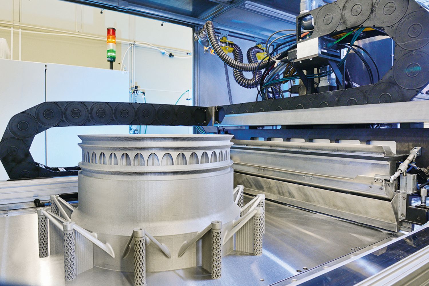 Mehrere Laser am Fraunhofer ILT in Aachen verwandeln Metallpulver per 3D-Druck in ein Demonstrator-Bauteil für die zukünftige Triebwerks-generation von Rolls-Royce.