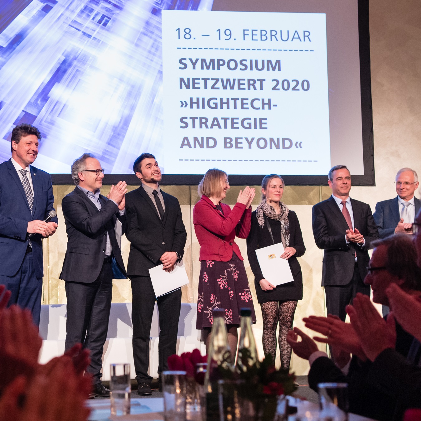 Die Verleihung der Hugo-Geiger-Preise fand auf dem Fraunhofer-Symposium »Netzwert« in München statt. Neben Dr. Hendrik Sändker wurden Dr. Sebastian Lapuschkin vom Fraunhofer HHI und Dr. Lea Bayer vom Fraunhofer IZI ausgezeichnet.