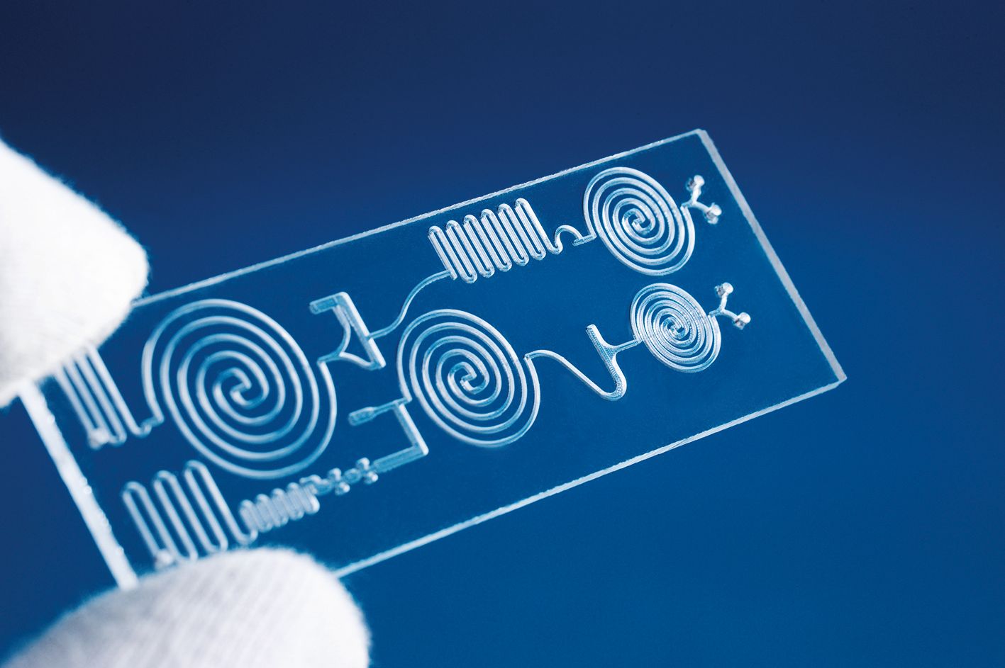 Im Forschungsprojekt SeQuLas entstand ein elektronisch überwachter Prozess zum schonenden, hochpräzisen  Laserdurchstrahlschweißen von kleinen Kunststoffbauteilen für die Medizintechnik (im Bild: Mikrofluidischer Chip der Fa. Bartels Mikrotechnik).