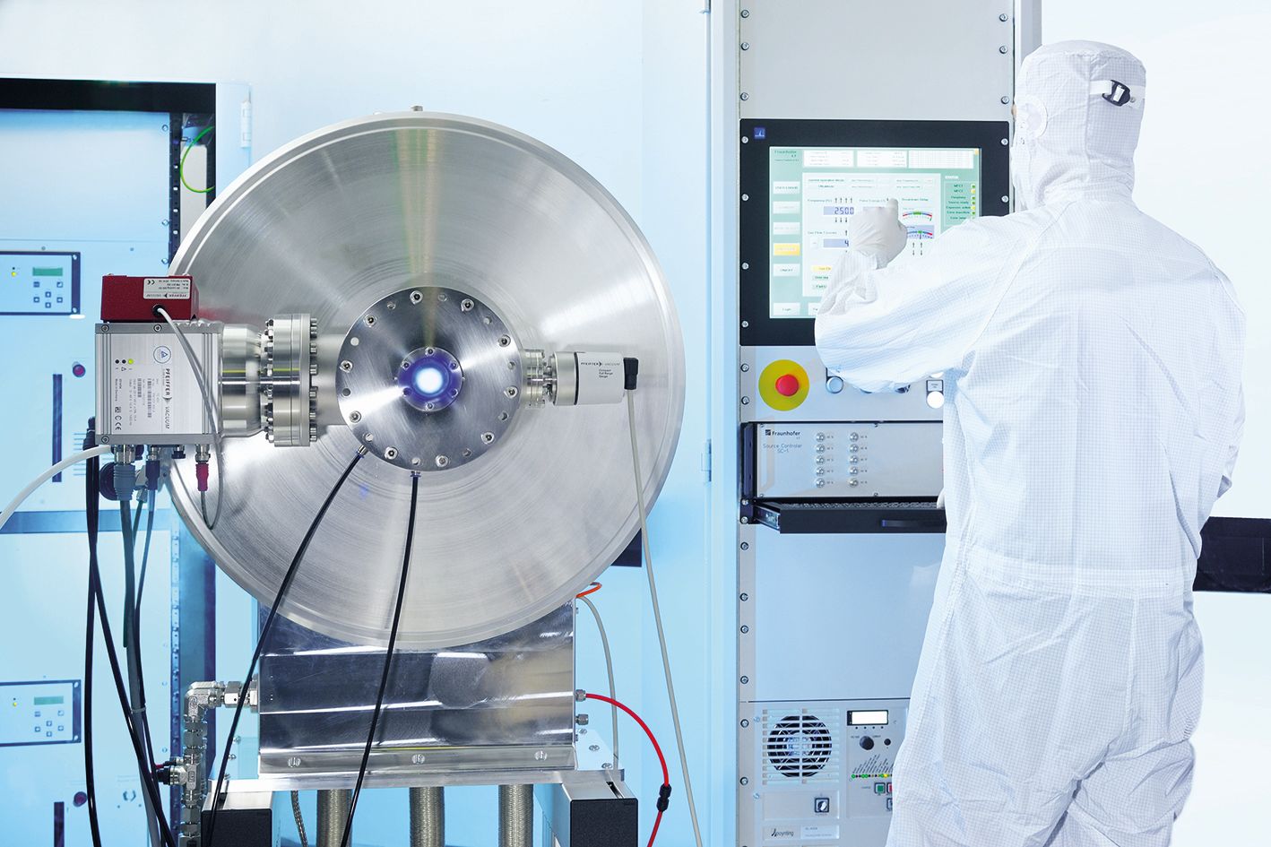 Die EUV Quelle am Fraunhofer ILT liefert 40 W bei 13,5 nm  (+/- 1 Prozent Bandbreite).