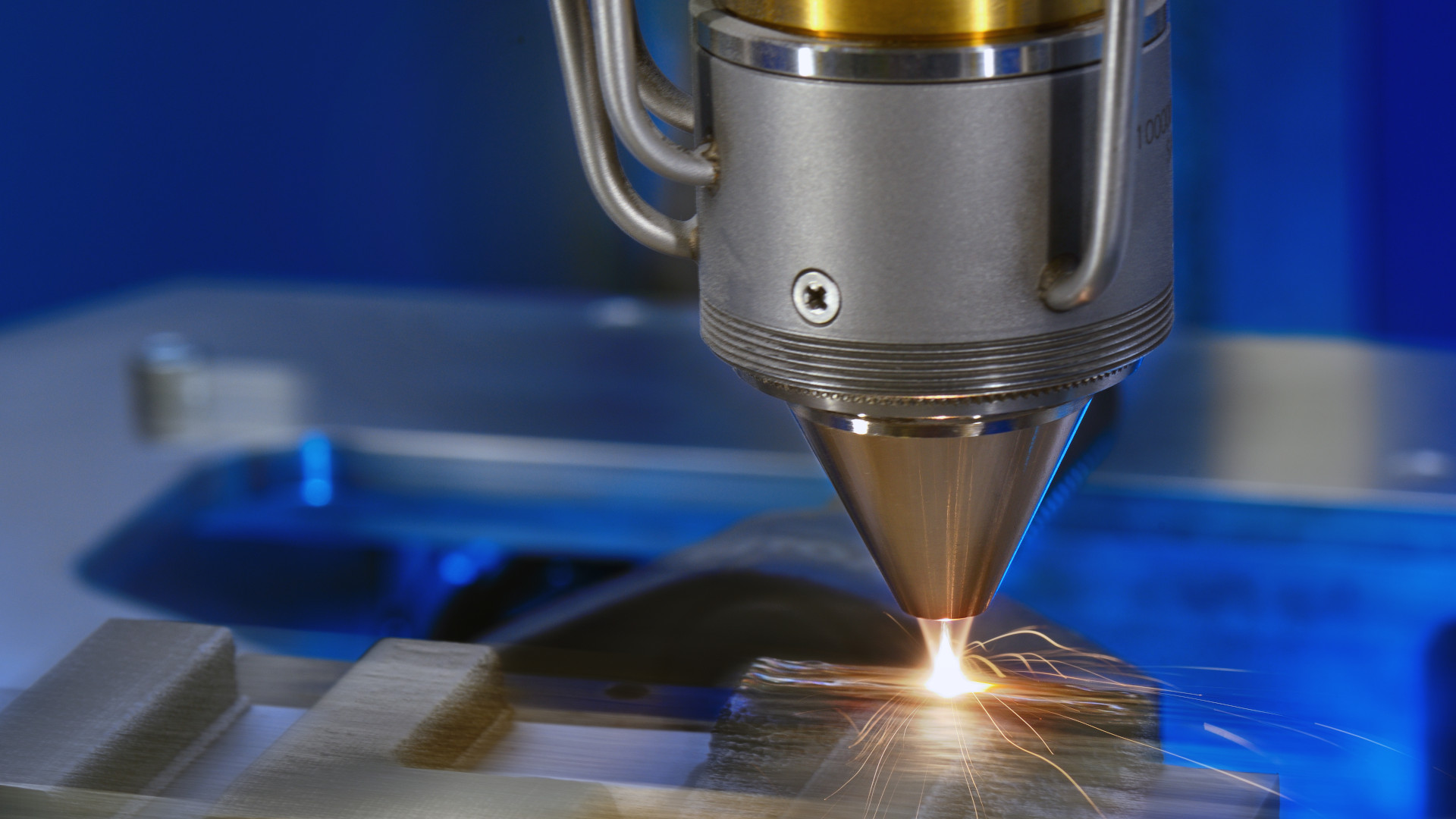 3D-Druck eines Fraunhofer ILT-Schriftzuges aus drei verschiedenen Pulverwerkstoffen als Demonstrator-Bauteil für das neue, hochproduktive EHLA-3D-Verfahren. 