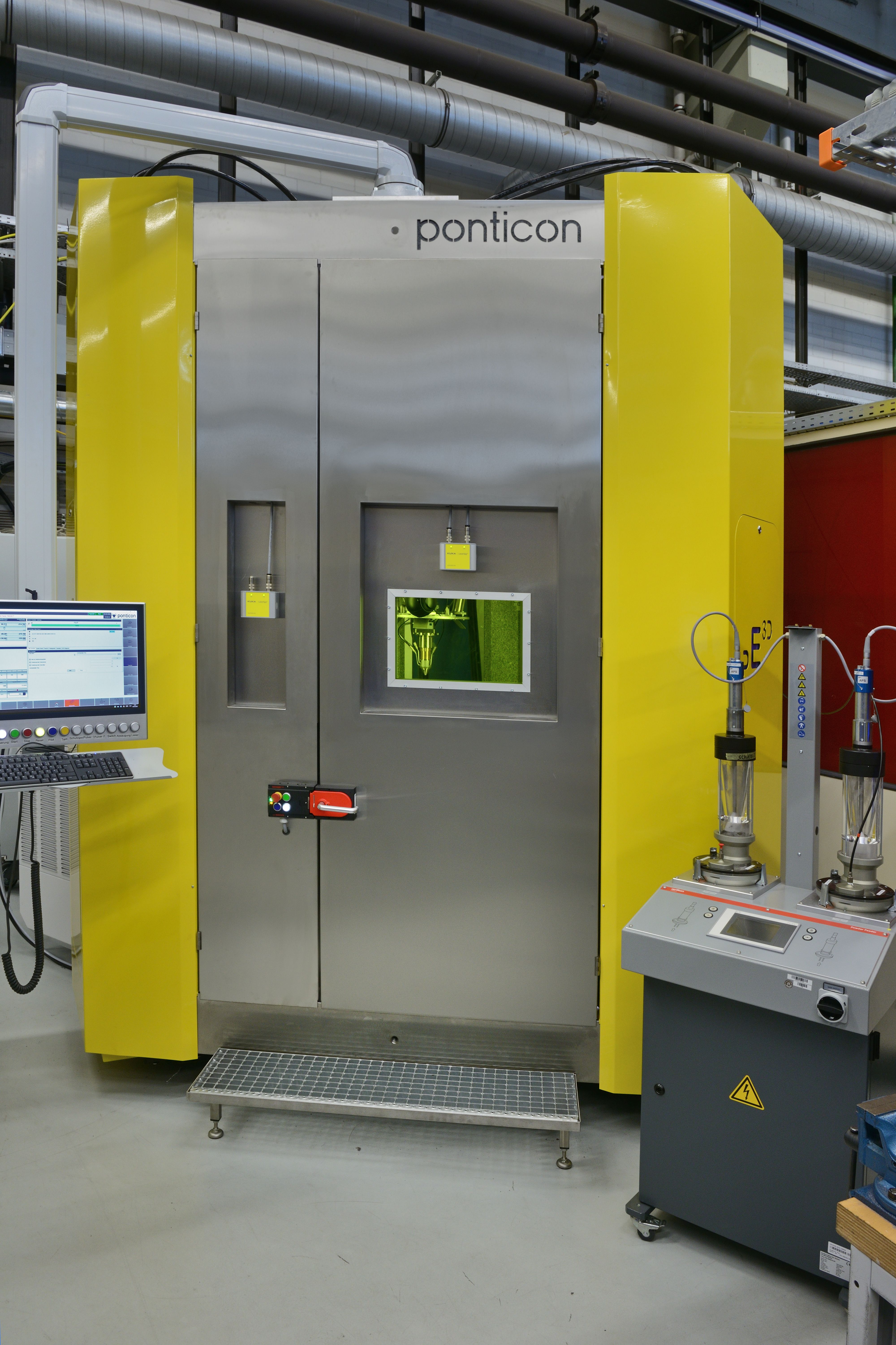 Außenansicht der pE3d-Tripodanlage der Ponticon GmbH im EHLA-3D-Labor des Fraunhofer ILT.