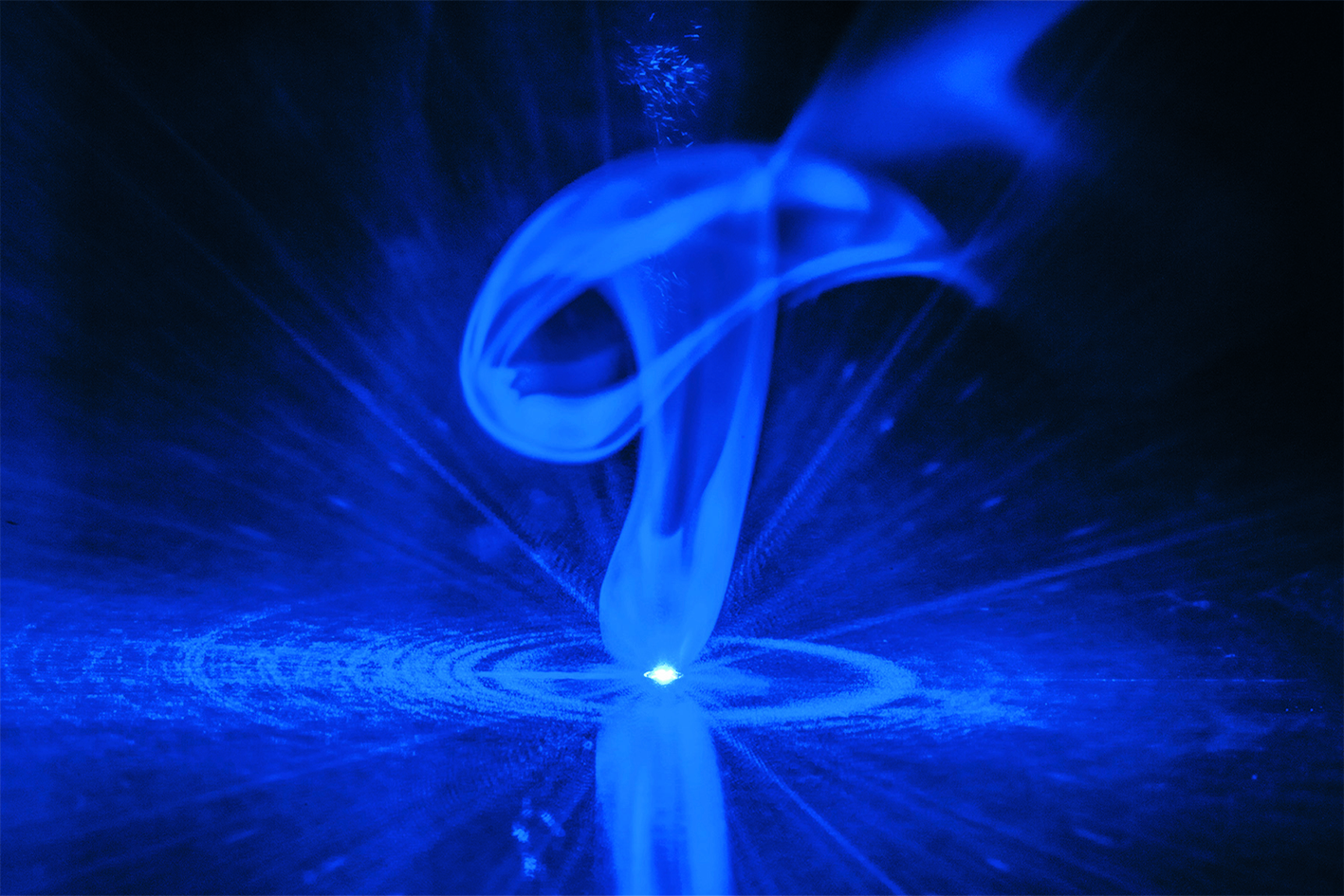 Im Prozell-Projekt HoLiB untersucht das Fraunhofer ILT u. a., mit welchen Laserstrahlquellen sich Anoden und Kathoden mit Kontakten besonders prozesssicher und schnell verbinden lassen (im Bild: Fügeprozess mit blauem Diodenlaser). 