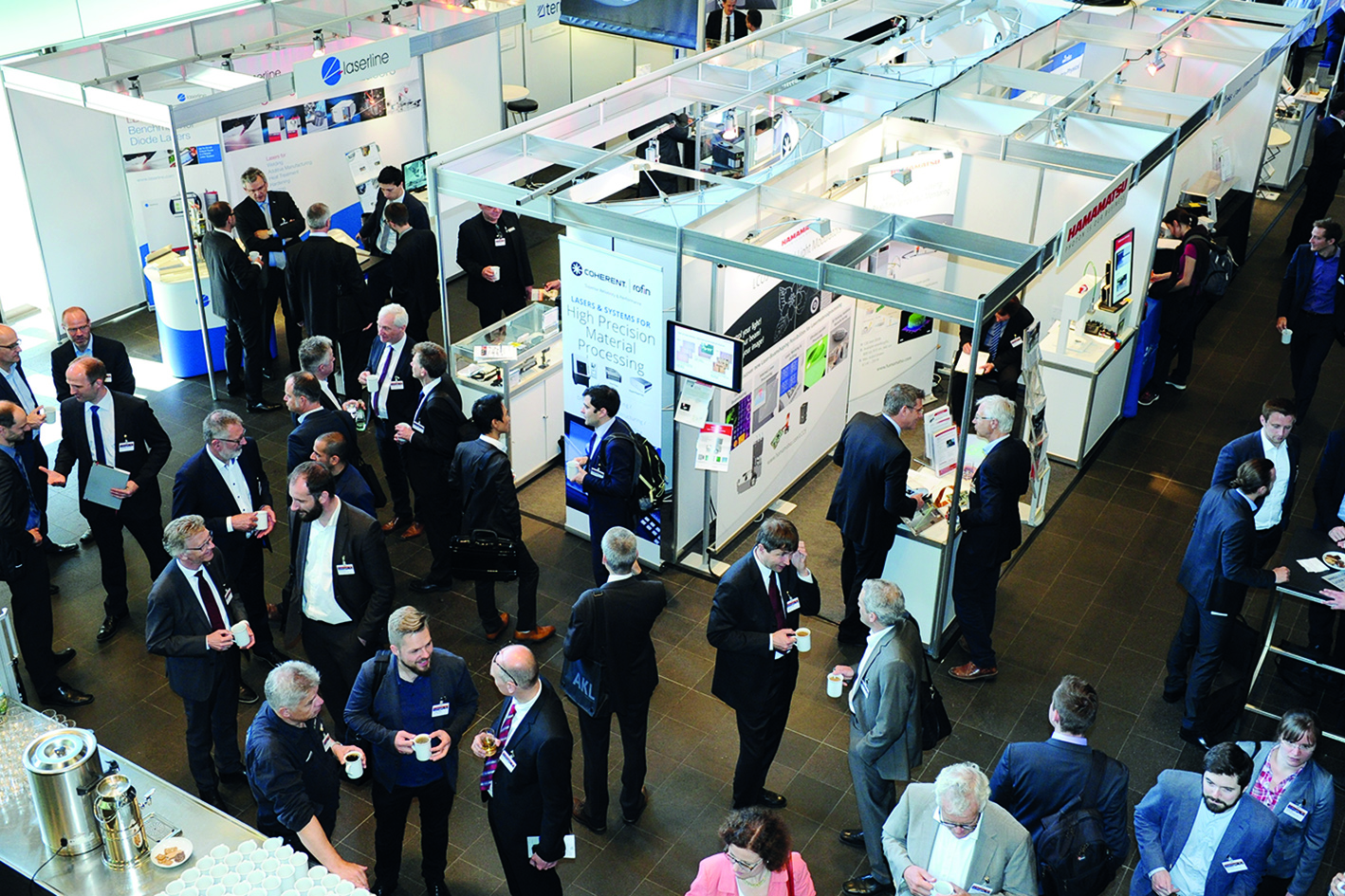 Die Sponsoren-Ausstellung bietet die Möglichkeit zum intensiven Austausch mit Insidern der Laserbranche.