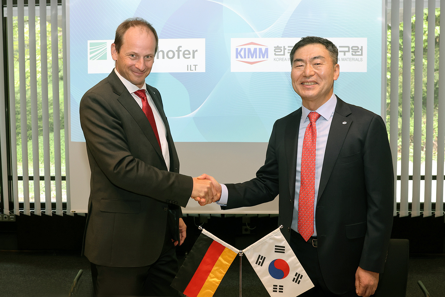 Prof. Dr. Constantin Häfner, Leiter des Fraunhofer ILT (li) und Dr. Sang Jin Park, Präsident des KIMM, bei der Unterzeichnung des Memorandum of Understanding am 5. Mai 2022 in Aachen. 