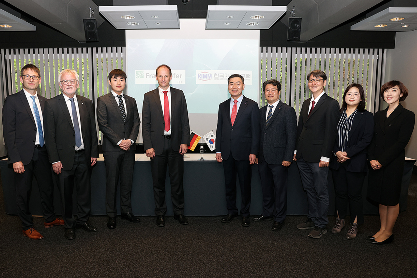 Dr. Sang Jin Park, Präsident des KIMM (5. von links), unterzeichnete gemeinsam mit Prof. Dr. Constantin Häfner (4. von links), Leiter des Fraunhofer ILT, ein Memorandum of Understanding.