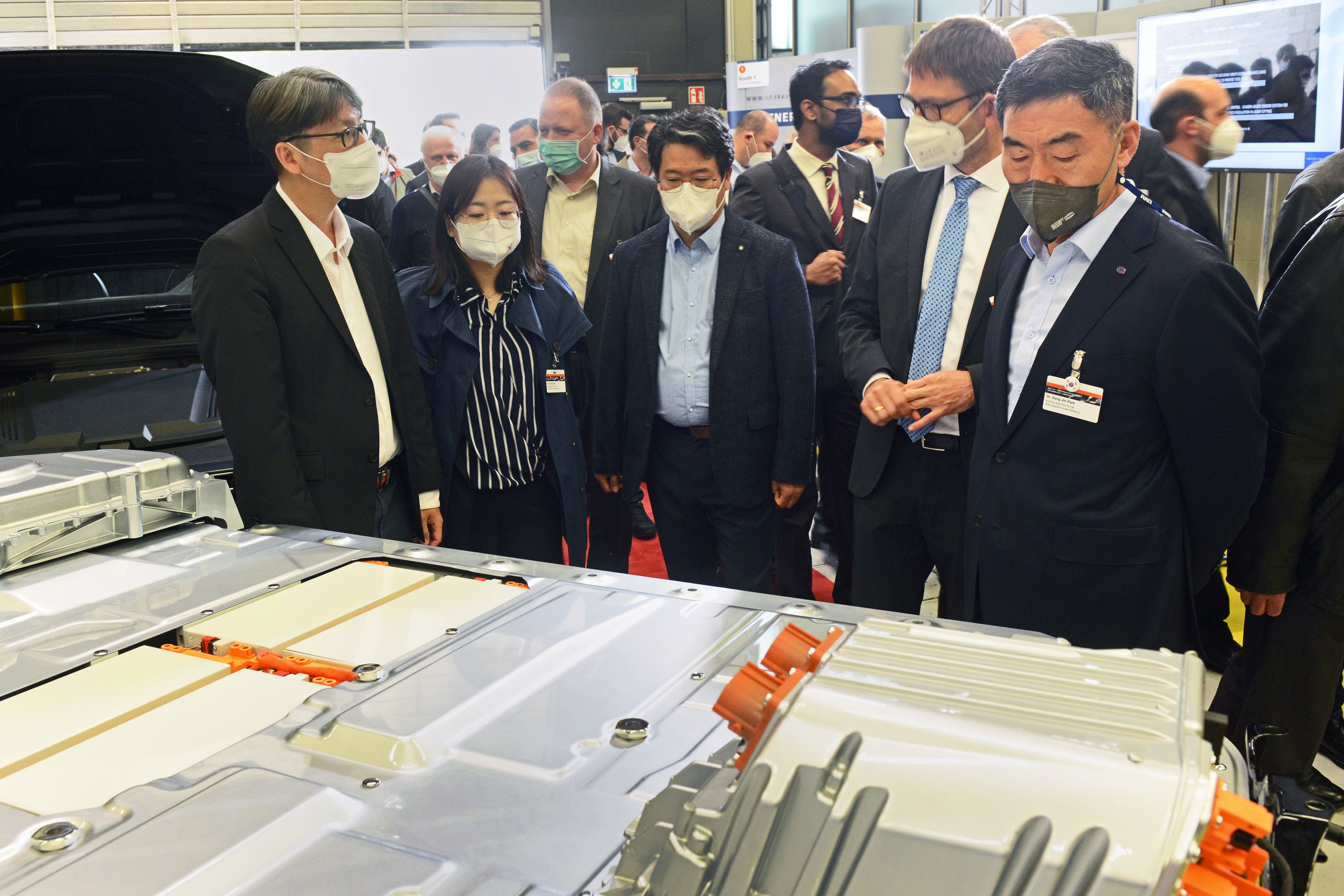 Die koreanische Delegation besichtigte im Rahmen des AKL’22 die Laboratorien des Fraunhofer ILT, Europas größtem Institut für angewandte Lasertechnik. Im Bild: Batteriemodul von AUDI für ein Elektrofahrzeug.