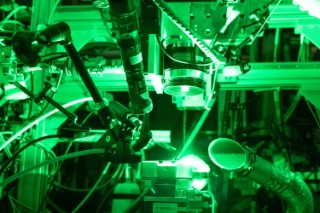 Teamwork: Trumpf und das Fraunhofer ILT untersuchten an einem Teilchenbeschleuniger des Deutschen Elektronen-Synchrotron (DESY) in Hamburg, wie das Laserschweißen von Kupferverbindungen von Hochleistungselektronik für E-Autos abläuft. 