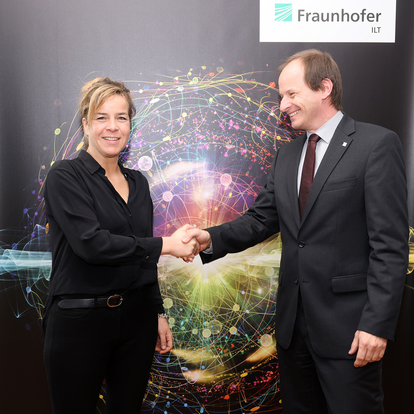 NRW-Wirtschaftsministerin Neubaur und Prof. Häfner, Leiter des Fraunhofer ILT,  bei der Bescheidübergabe für das Projekt »N-Quik«, gefördert durch das Land NRW.