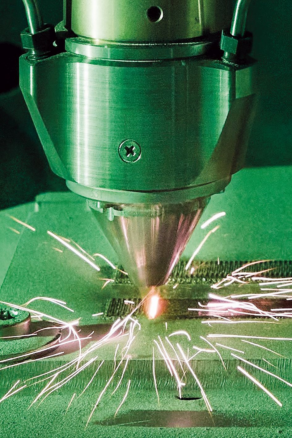3D-Metalldruck in Rekordzeit: Die für das EHLA-Verfahren modifizierte CNC-Maschine kann schnelle, hochdynamische und präzise Werkzeugbewegungen in lateraler Richtung verfahren und eignet sich mit einem Dreh- und Kipptisch nicht nur für die additive Fertigung, sondern auch für die Beschichtung von Freiformoberflächen.