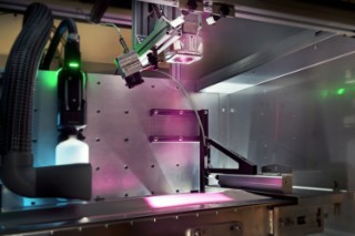 Die Lasertrocknung im Rolle-zu-Rolle-Verfahren macht die Serienproduktion von Lithium-Ionen-Batterien deutlich nachhaltiger und wirtschaftlicher. Dafür wurde im IDEEL Forschungsprojekt ein Hochleistungsdiodenlaser mit Zoomoptik in eine Folienbeschichtungsanlage integriert.