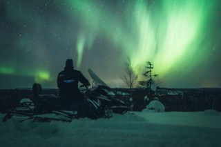 Aurora Powertrains stammt aus Lappland und ist der weltweit erste Anbieter von geführten Touren mit elektrischen Schneemobilen. Die Reichweite des eSled beträgt bis zu 100 Kilometer.