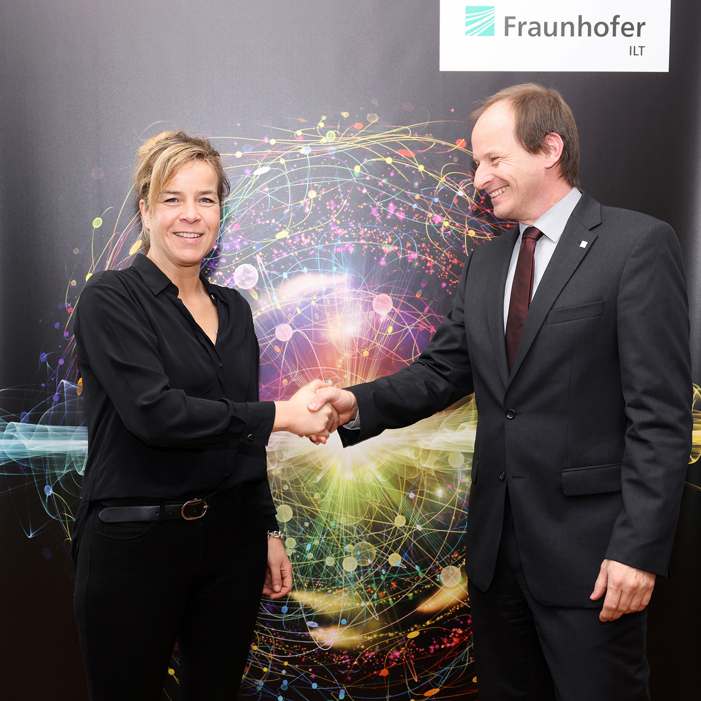 NRW-Wirtschaftsministerin Neubaur und Prof. Häfner, Leiter des Fraunhofer ILT, beim Startschuss für das Projekt »N-Quik«, gefördert durch das Land NRW.