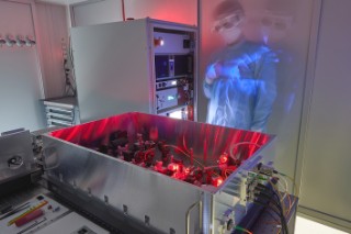 Am Fraunhofer ILT werden neue Komponenten für die Vernetzung von Quantencomputern erprobt. 