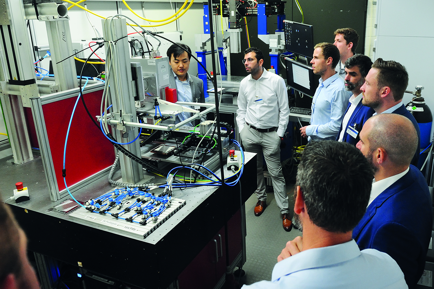 Auf 300 qm stehen im neuen Hydrogen Lab eine große Bandbreite an lasertechnischen Versuchsanlagen zur Verfügung. Mit den Anlagen werden die laserbezogenen Fertigungsschritte entlang der Prozesskette zur Herstellung von metallischen Bipolarplatten abgedeckt, die in Brennstoffzellen zum Einsatz kommen.
