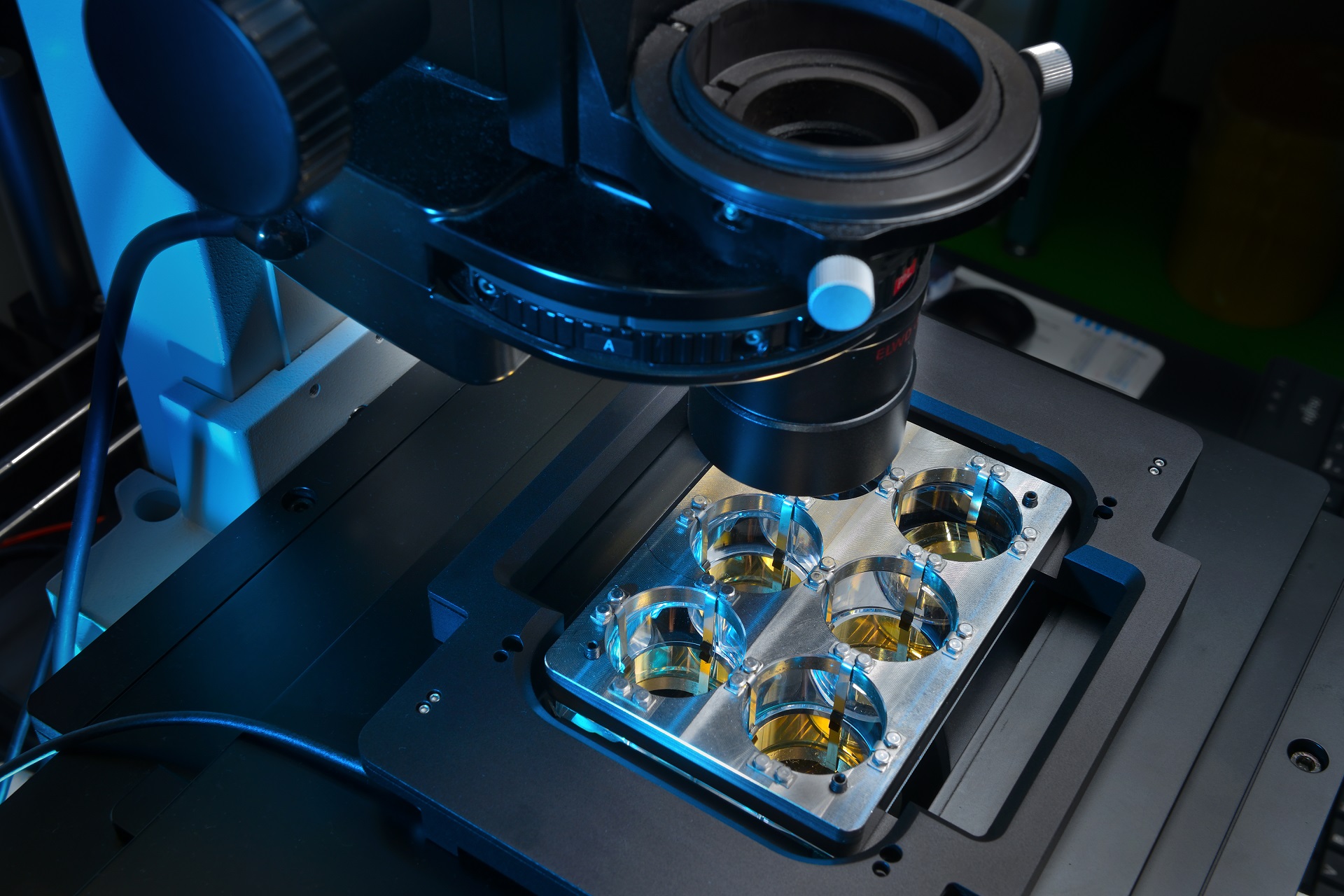 Das MIR LIFT-Verfahren transferiert lebende Zellen mit hoher Rate von bis zu 100 Hz nacheinander auf Mikrotiterplatten (MTP). Um den hocheffizienten Prozess herstellerunabhängig in Mikroskopie-Plattformen integrieren zu können, hat das Fraunhofer ILT u.a. die abgebildete Halterung für eine 6-Well-MTP entwickelt.