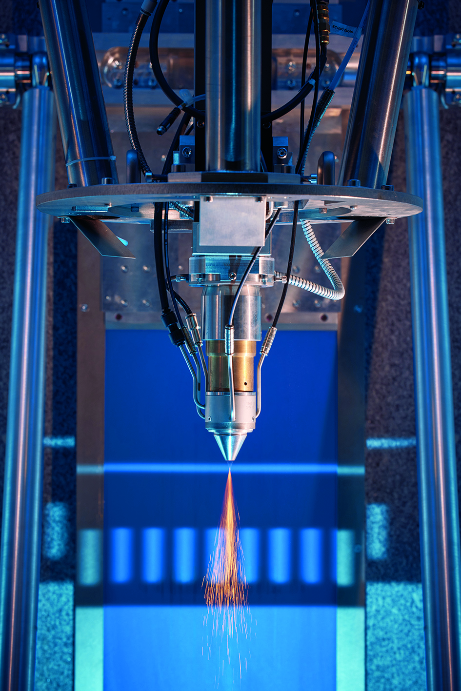 Forschende des Fraunhofer ILT fertigen Raumfahrtkomponenten additiv mit dem Laserauftragschweißen. Eine flexible und schnelle Alternative zur herkömmlichen Herstellung mit Umformen, Schweißen und mechanischer Bearbeitung.