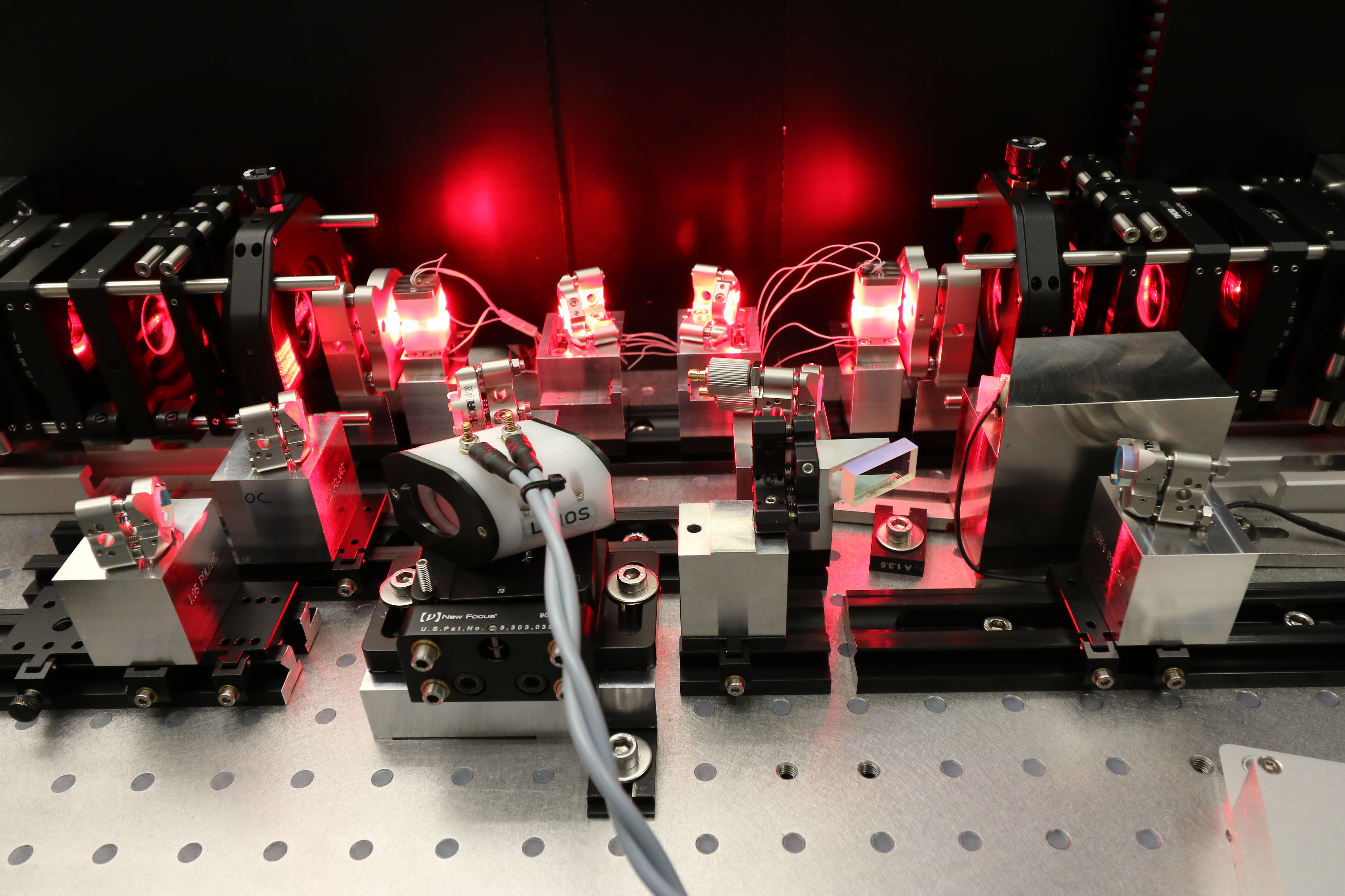 Labordemonstrator eines diodengepumpten Alexandrit-Lasers für klimarelevante Messungen in großer Höhe der Atmosphäre.