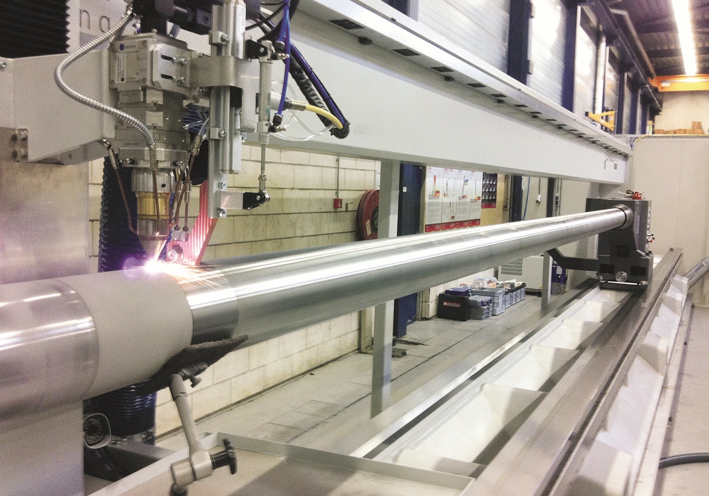 Weltpremiere: EHLA-Anlage zum Laserbeschichten von bis zu zehn Meter langen Kolbenstangen.