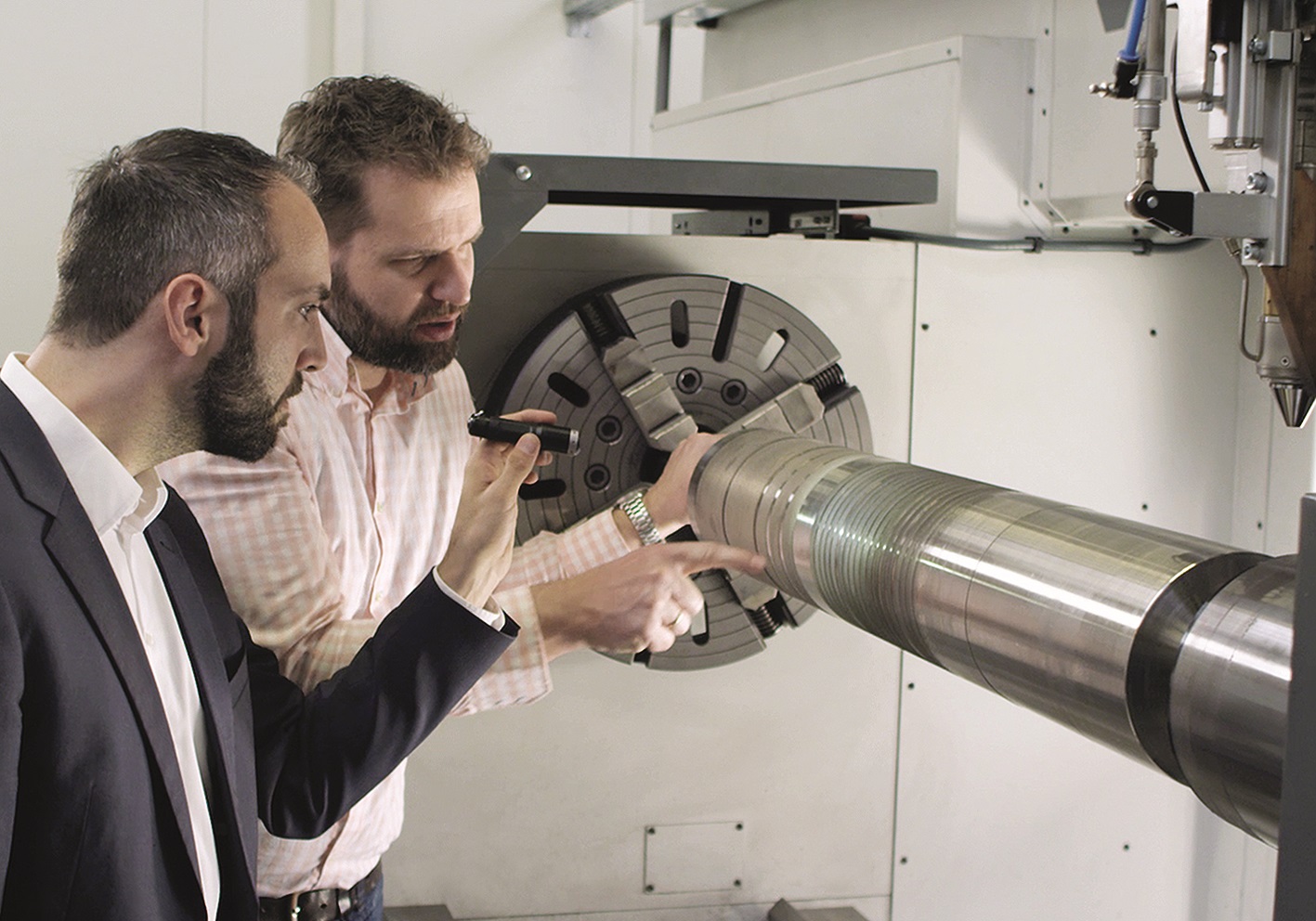 Teamarbeit: Engineering-Manager Andres Veldman von IHC Vremac Cylinders B.V. und Wissenschaftler Thomas Schopphoven leisten Pionierarbeit.