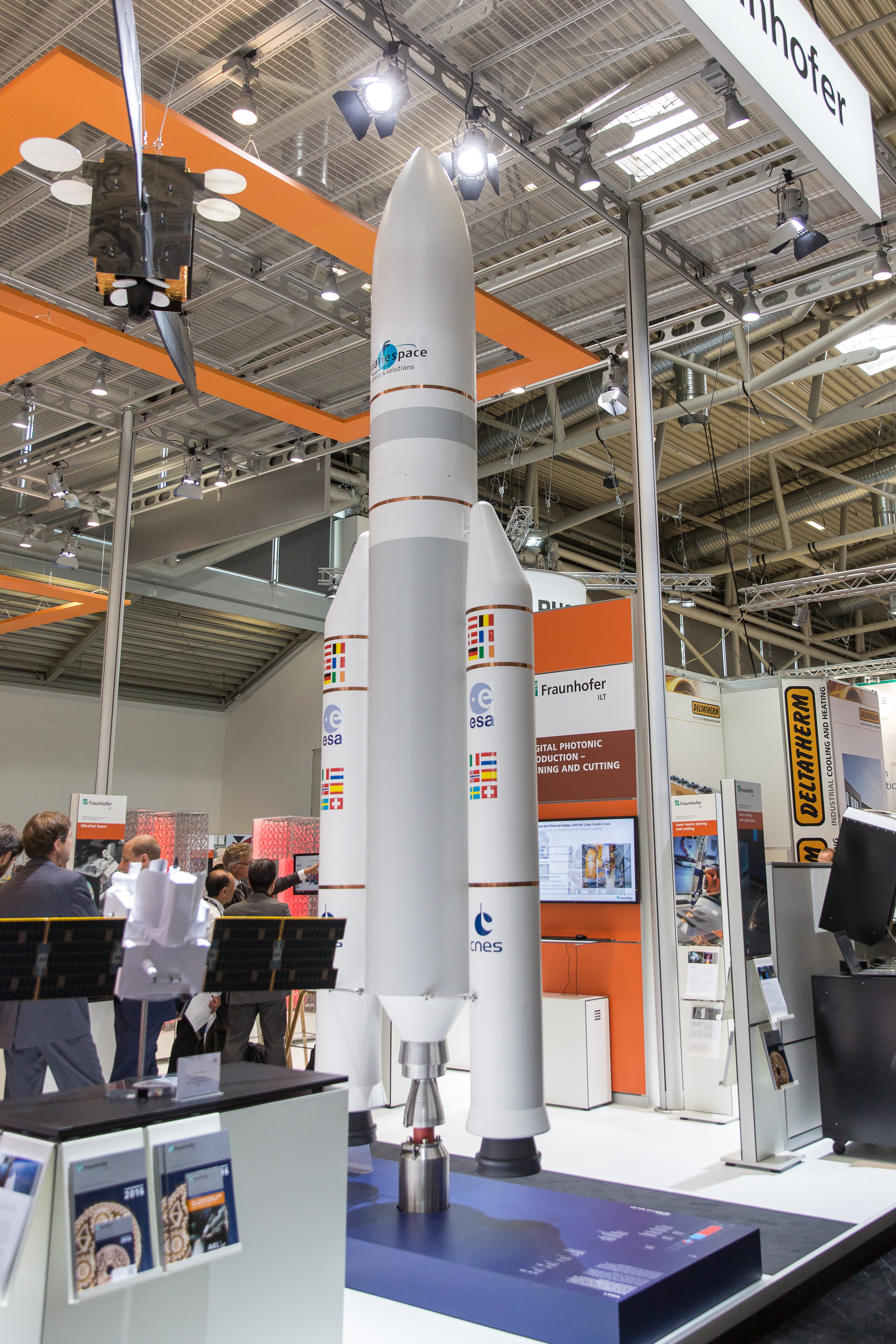 Eye-catcher auf der diesjährigen LASER World of PHOTONICS war das Modell der Ariane 5 Rakete,ein Symbol für die MERLIN Mission. Eine Leihgabe des Deutschen Zentrums für Luft- und Raumfahrt e.V., Köln; beteiligtes Institut: Institut für Raumfahrtantriebe, Lampoldshausen.