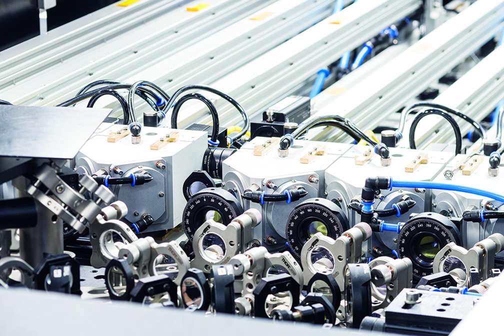 Kohärent kombinierter UKP-Faserlaser der kW-Klasse, wie er am Fraunhofer IOF in der User Facility bereitgestellt wird.