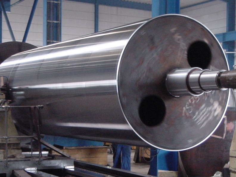 Beispielhafte Zielanwendung aus der Papierindustrie: Kühlwalze mit einem Durchmesser von 1830 mm und einer Länge von 5900 mm von der Fa. DRINK & SCHLÖSSERS GmbH & Co. KG