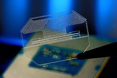 Erste Generation einer Ionen-Falle aus Quarzglas, hergestellt mit dem SLE Verfahren (Dimension ~25 x20 x 0,5 mm³)..