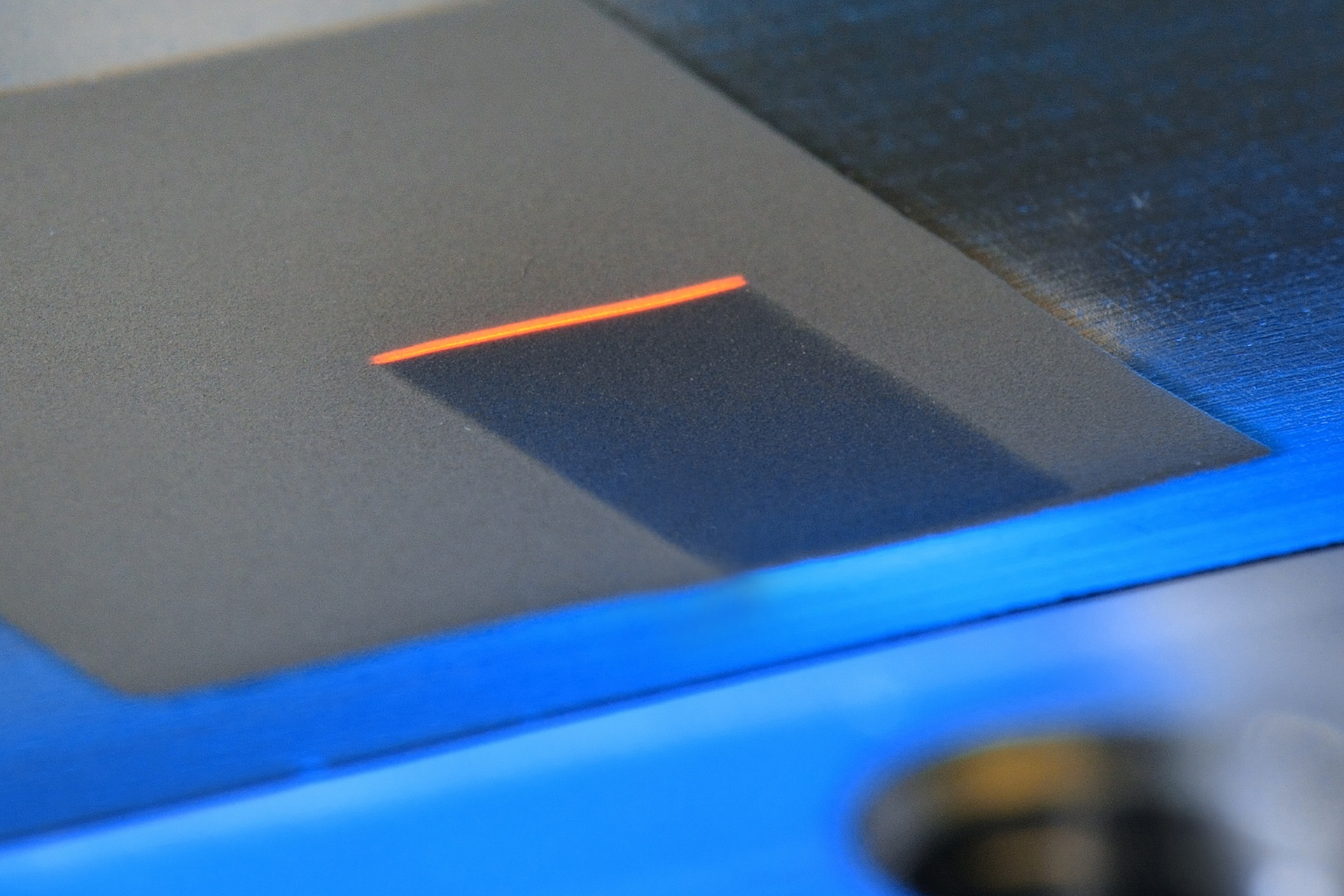 Entwicklung eines Lasersinterprozesses von Elektrolyt-Kathoden-Mischmaterial mit einem infrarot Linienlaser auf Edelstahlfolie.