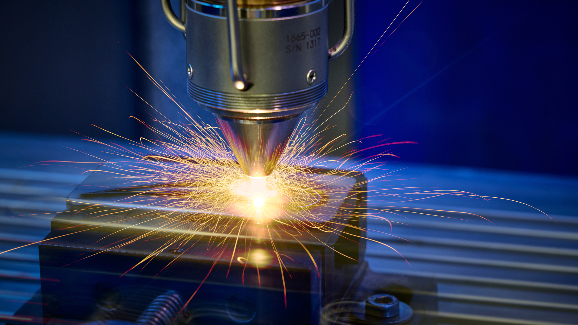 Mit dem Laserauftragschweißen lassen sich Bauteile beschichten, reparieren oder additiv fertigen.