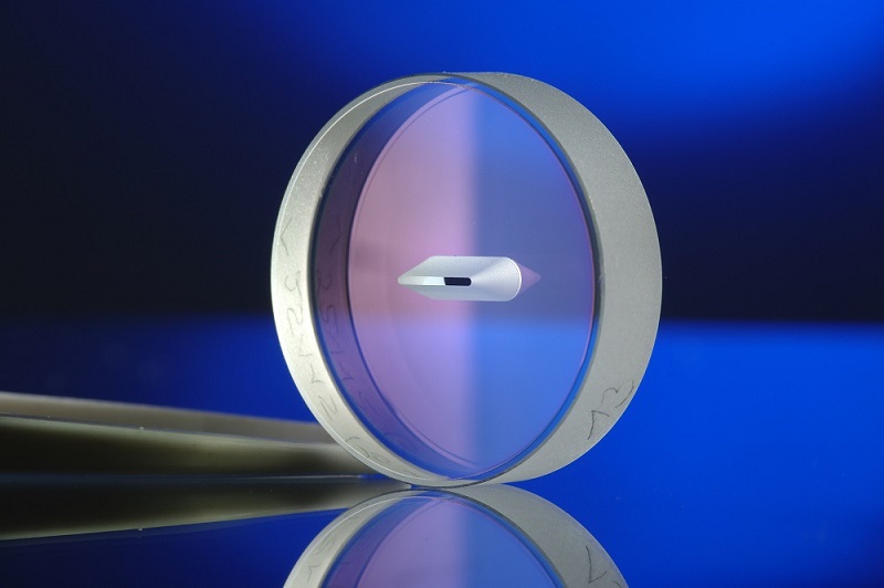 Quarzglas mit Schlitz, Ergebnis der Bearbeitung mit Inversem Laserstrahlbohren, Dicke: 6,35 mm, Winkel des Hinterschnitts: ca. 10°.