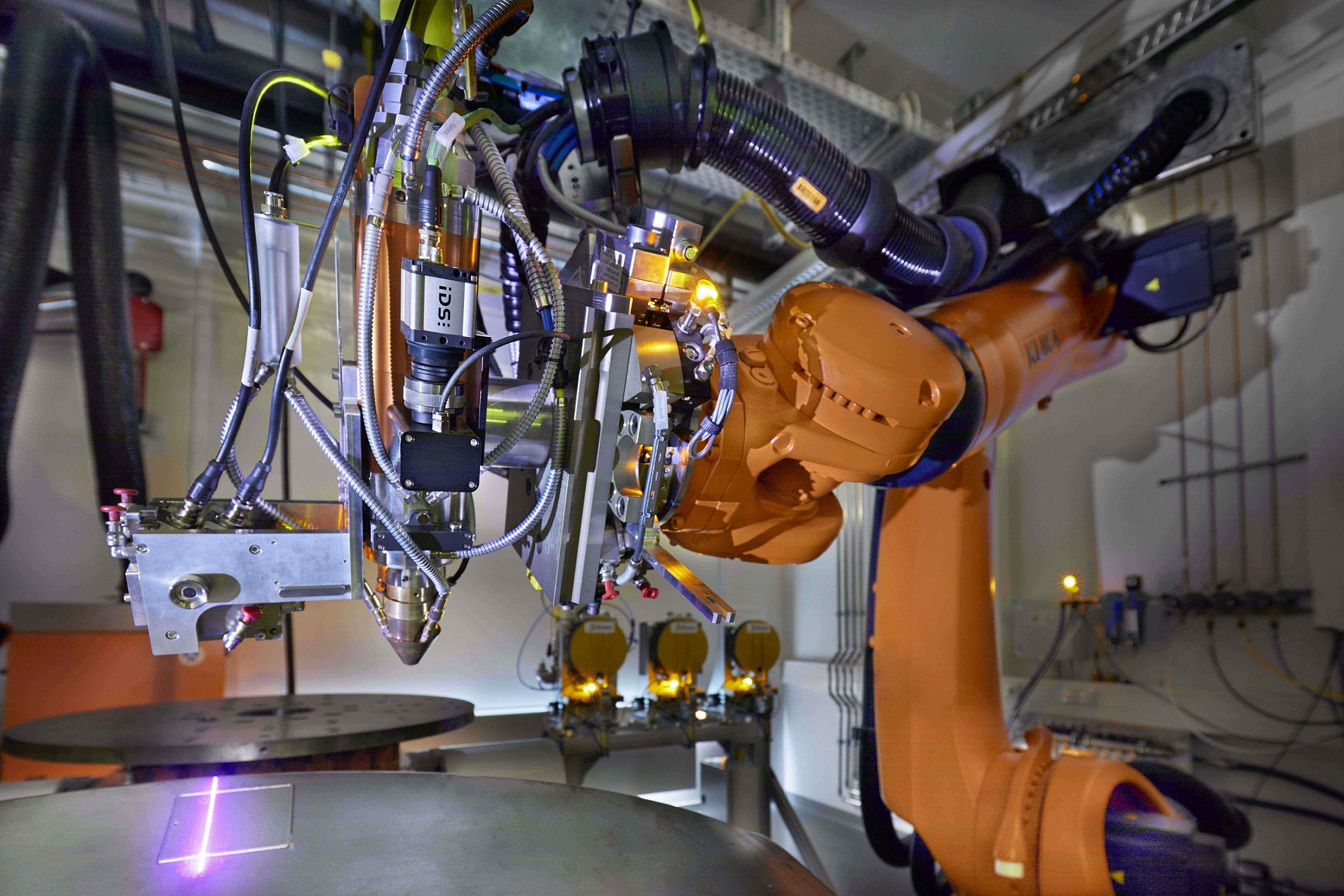Robot system with LMD head and integrated laser line scanner, realized in the BMBF-funded project ProLMD: Scanning of the additive manufactured repair volume on the component. Thanks to the use of a fiber-guided system, the KUKA robot can operate with nearly no restrictions and can also manufacture complex geometrical shapes.
