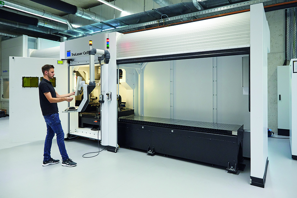 Ergonomic: LMD project manager Florian Schlund is pleased with the open access to the operating space of the TruLaser Cell 3000, which makes his daily work easier. 