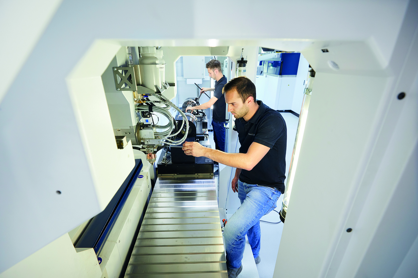 Efficient: Expensive non-productive time can be reduced because several toolcraft employees – here Jonathan Krauß and Florian Schlund – can work on the TruLaser Cell 3000 at the same time.