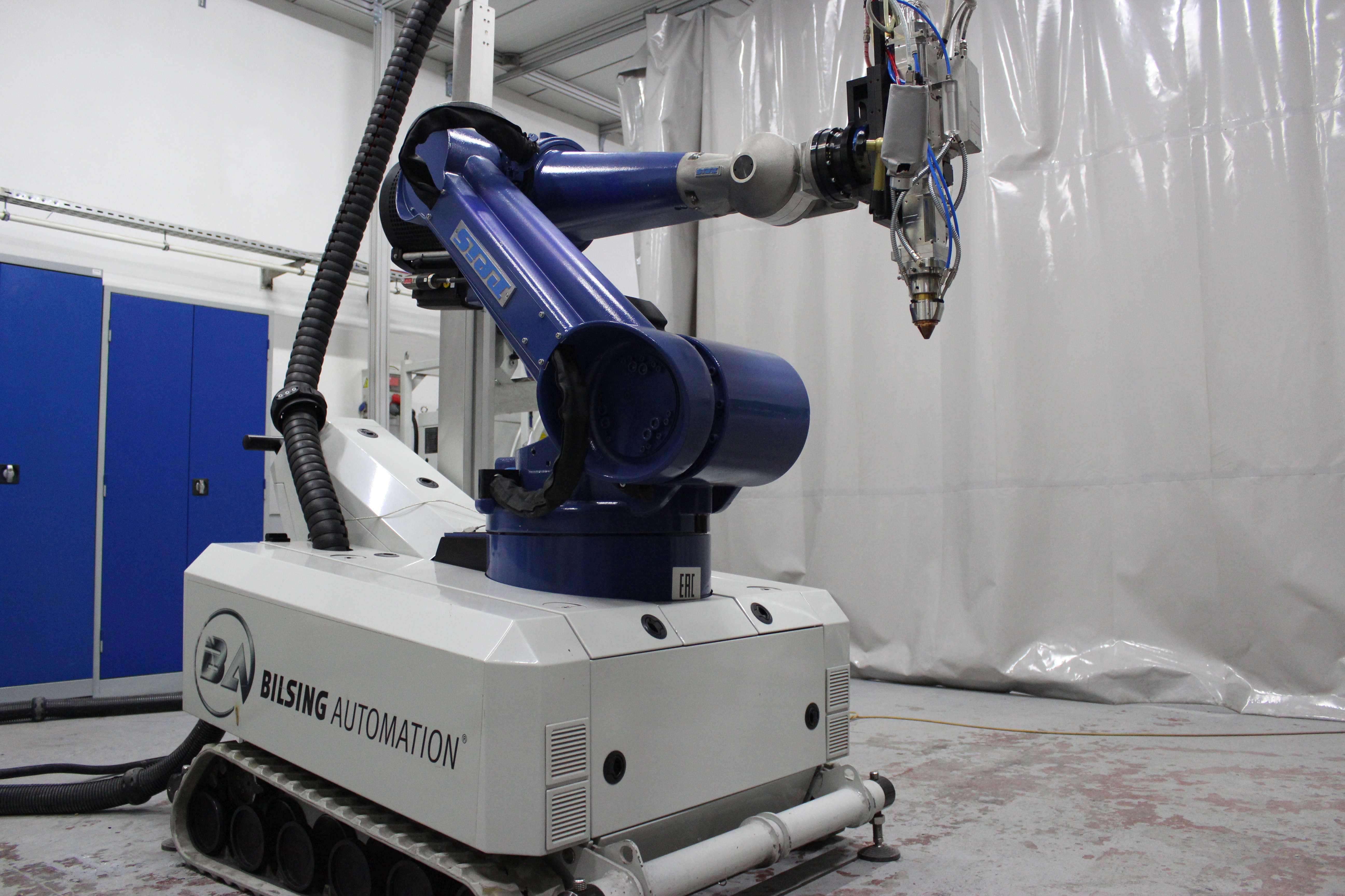EHLA mobile: Bilsing Automation equipped a mobile robot with laser beam source, EHLA processing head and powder feed system. This resulted in the world's first mobile EHLA station. 