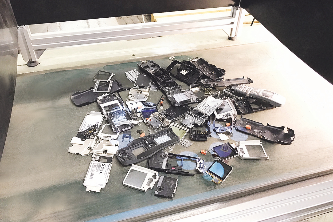 Successful recycling in the ADIR project led by Fraunhofer ILT: by disassembling around 1000 mobile phones and over 800 printed circuit boards, the researchers sorted several kilograms of components for recovery of valuable metals.