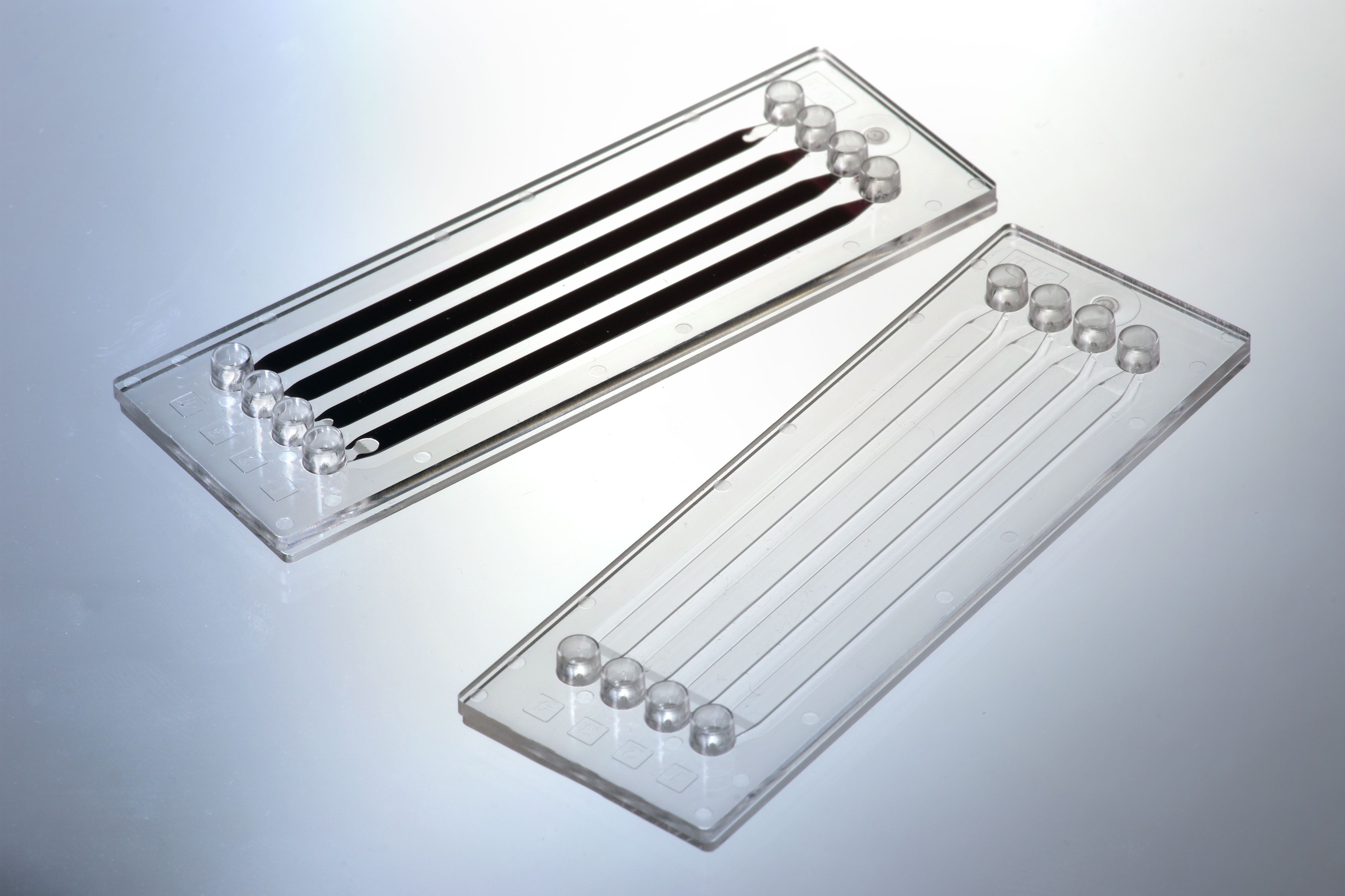 With the developed joining process, in which a thulium fiber laser is used, high-precision welding of microfluidic components can be achieved.
