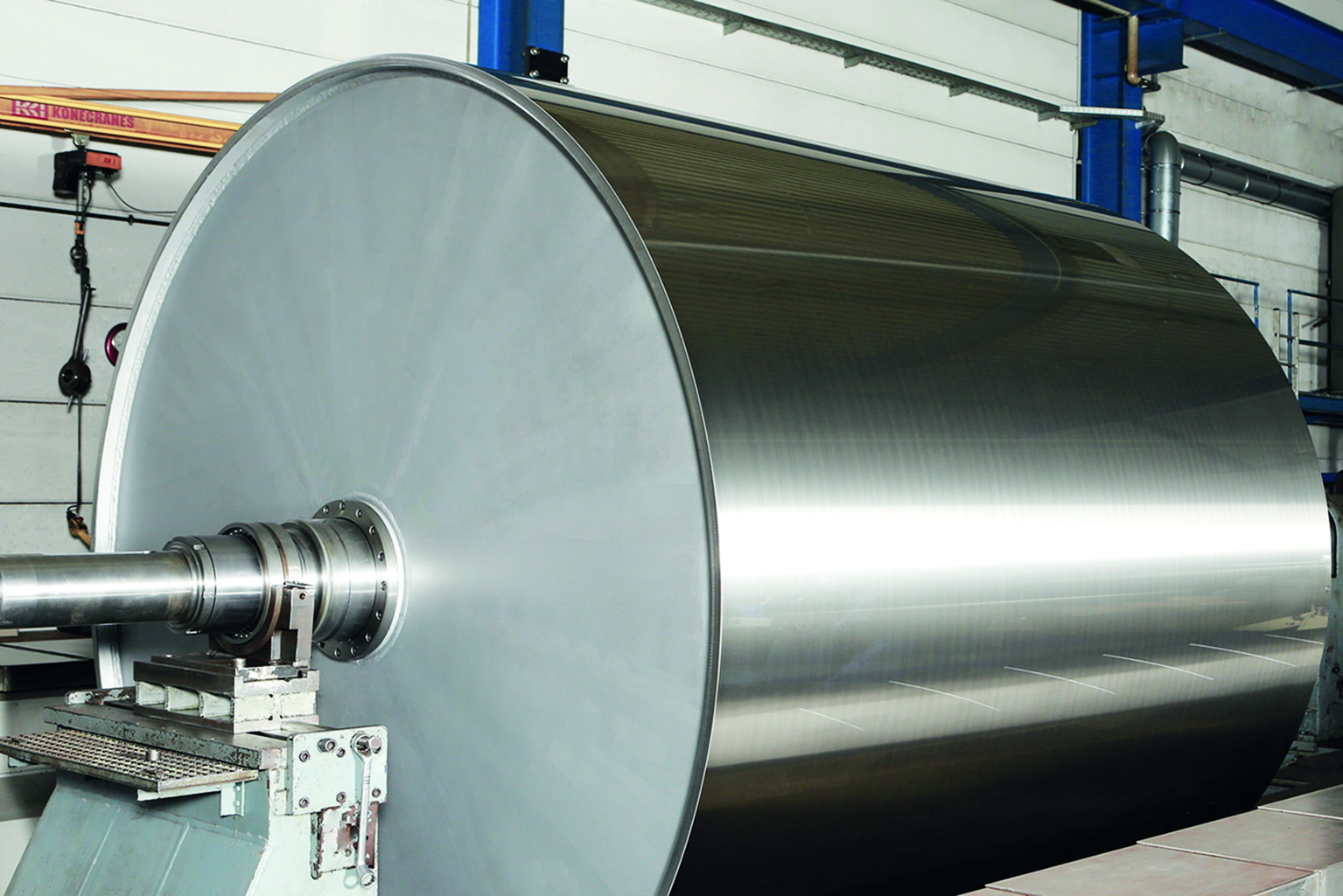 In the future, suitable system technology will also allow very large, long rollers with a diameter of up to 3,000 mm to be reliably coated close to the final contour.